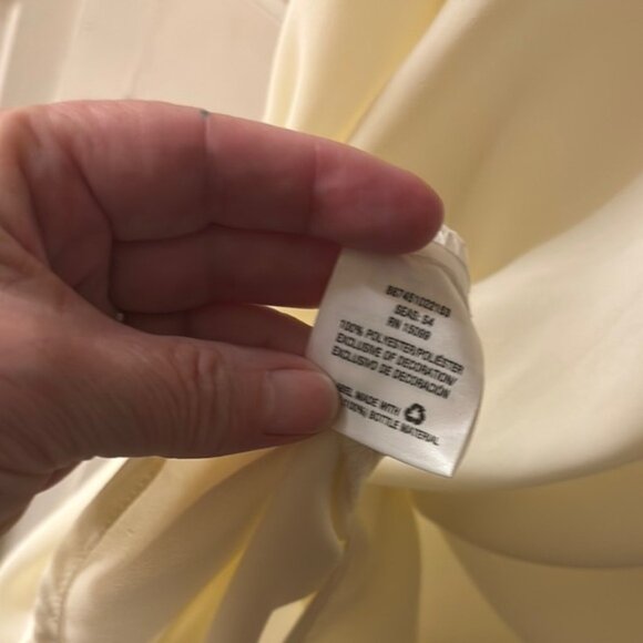 Elegant Cream Sleeveless Top - Picture 5 of 6